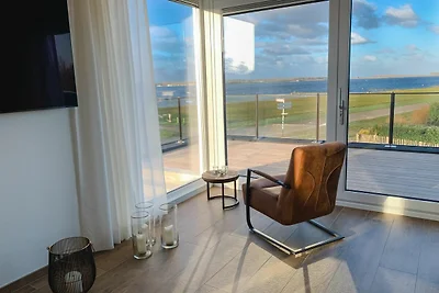 Moderne Villa mit Blick auf den Veere-See