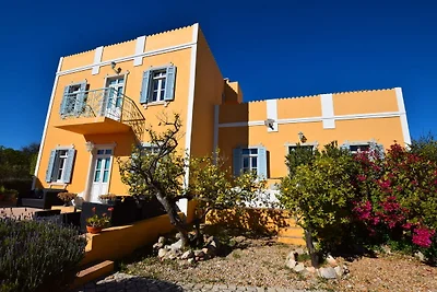 Lebhaftes Landhaus mit Gemeinschaftspool