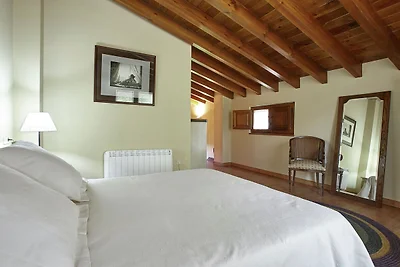 Spazioso cottage a Nava con piscina