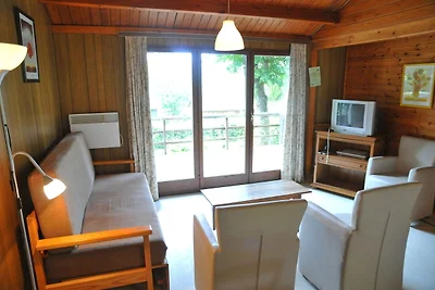 Gemütliches Ferienhaus mit Ofen in grüner...
