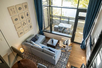Serene Lakeside Manor van Belvilla