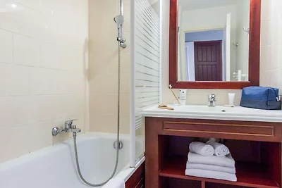 Picturesque Old Aquitaine Apartment for 5