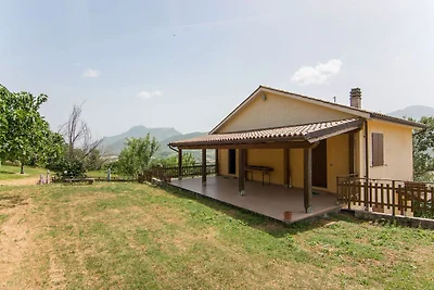 Hillside Villa mit Pool