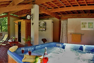 Moderna casa vacanze con piscina a Souillac
