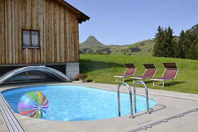 Grazioso appartamento a Damüls con piscina