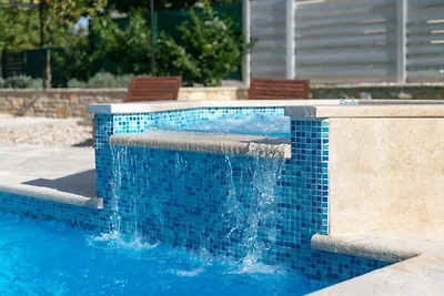 Ferienhaus in Tinjan mit Schwimmbecken