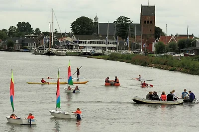 Schönes Ferienhaus am Wasser in Grou