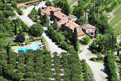 Casale con piscina e ampio giardino a...