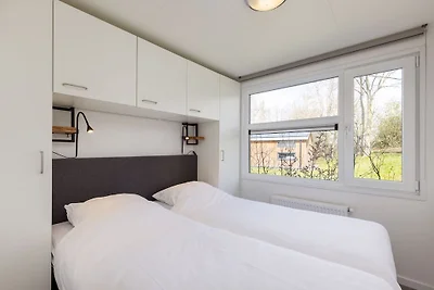 Moderne Lodge mit Klimaanlage im grünen...