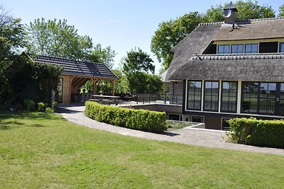 Eine geräumige Villa in Nijensleek mit Sauna