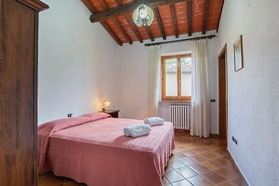 Snug Apartment in Gambassi Terme-Fi with Tenn...