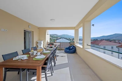 Two Bedroom Apartment With Terrace And Sea Vi...