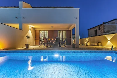 Familienvilla mit Pool, Wellness