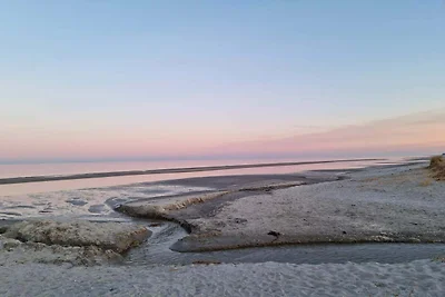 Helle Hutte am Lagunenrand-By Traum
