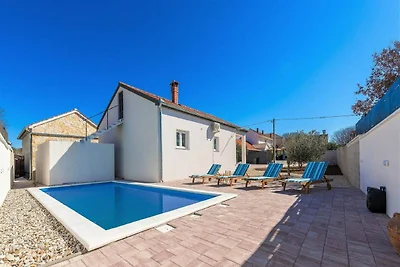 Familieverblijf met zwembad in Skabrnja