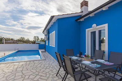 Ferienhaus in Nova Vas mit Schwimmbecken