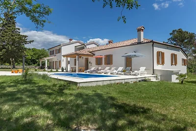 Ampia casa vacanze con piscina
