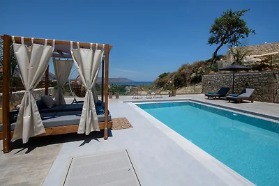 Villa Kournas para 12 huéspedes con piscina.