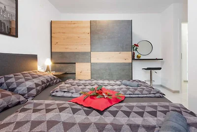 De Luxe Three Bedroom Apartment with Hot-Tub