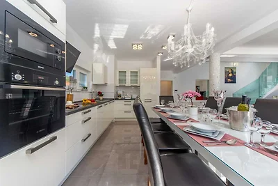 Villa Shaula -  Five Bedroom Holiday Home wit...