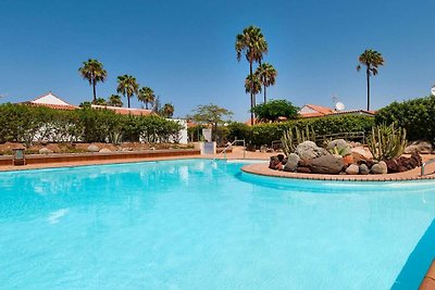 Central bungalow with pool