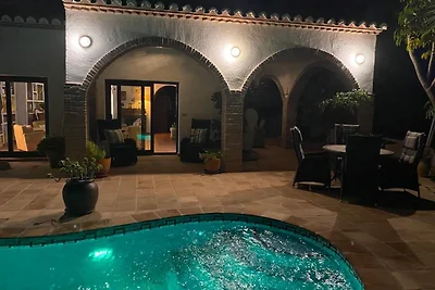 Ferienhaus mit Bergblick und privatem Pool