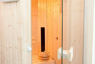 Casa con sauna, spa all'aperto e pedalò