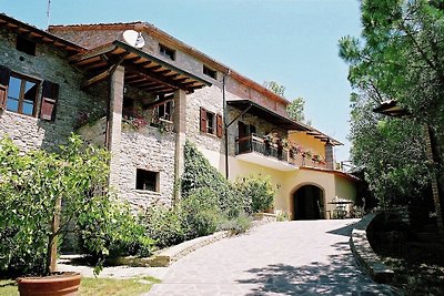 Bauernhaus in Maria Tiberina mit Stallungen