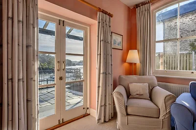 Cottage in riva al fiume con terrazza