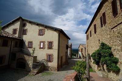 Schönes Bauernhaus in Monticiano mit Garten