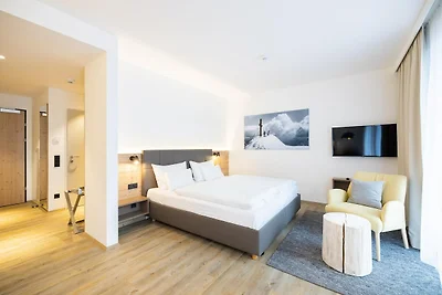 Modernes Alpenapartment mit Terrasse