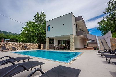 Neugebaute Villa mit großer Terrasse und Pool