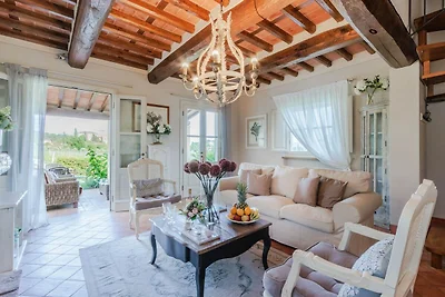 Villa a Monte San Quirico con Giardino