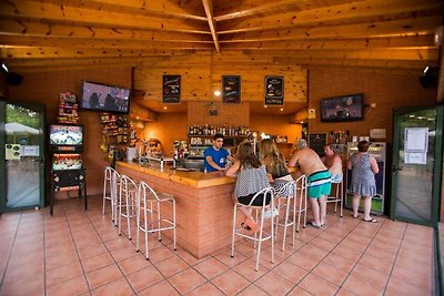 Attraente bungalow, terrazza coperta, a 1 km ...