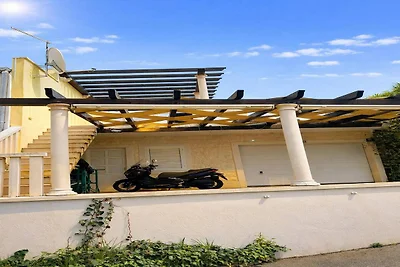 Luxuriöse Gartenvilla, 50 m vom Strand...