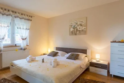 Six Bedroom Holiday House With Pool