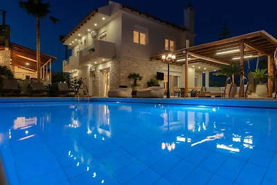 Villa in Kyrianna met verwarmd zwembad