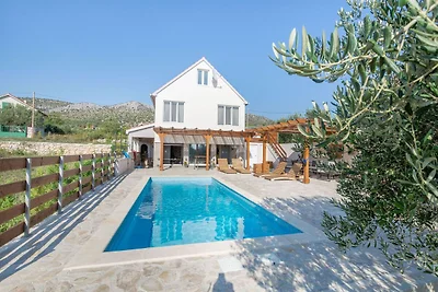 Boutique-Ferienhaus in Donje Polje mit Pool