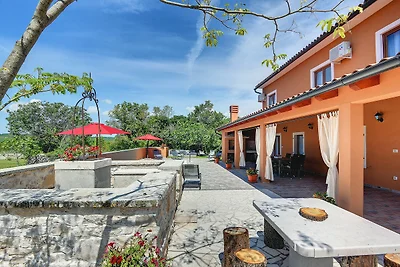 Spaziosa villa con piscina