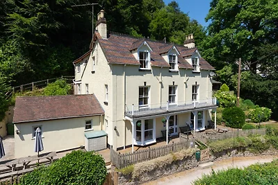 Prachtig vakantiehuis on Wye met een terras