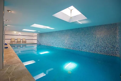 Luxuriöse Villa mit Innenpool