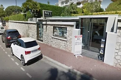 Designstudio mit Terrasse und Strand