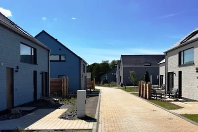 Haus mit nordischer Holzterrasse