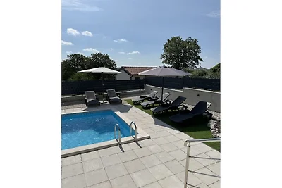 Casa de vacaciones en Buje con piscina.