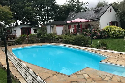 Haus mit gepflegtem, eingezäuntem Garten