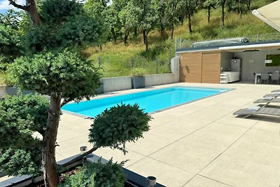 Villa in Tirol mit Pool