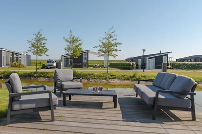 Schönes Chalet am Wasser, in einem Ferienpark