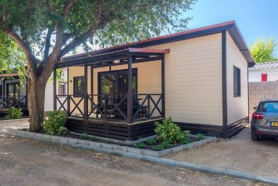 Gepflegter Bungalow mit Veranda in Meeresnähe