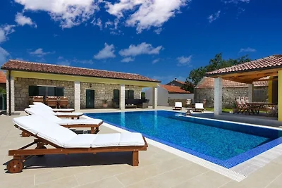 Villa a Lovinac/Zadar con piscina