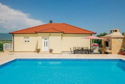 Katarina mit Pool & traumhaftem Blick